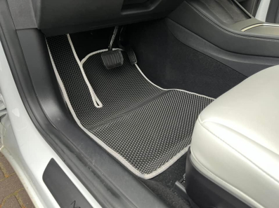 Tesla Model 3 1 gen Sedan (2017-2025)